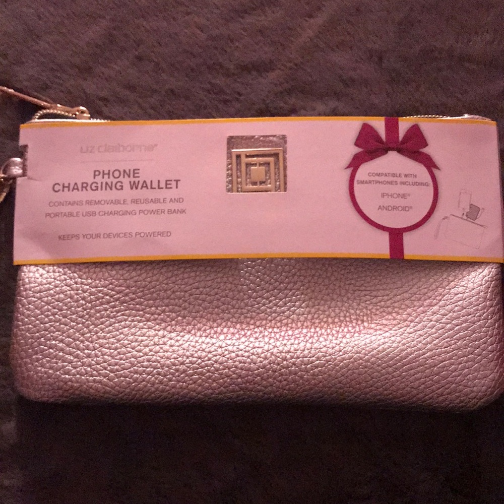 🔴Liz Claiborne Phone Charging Wallet!🔴